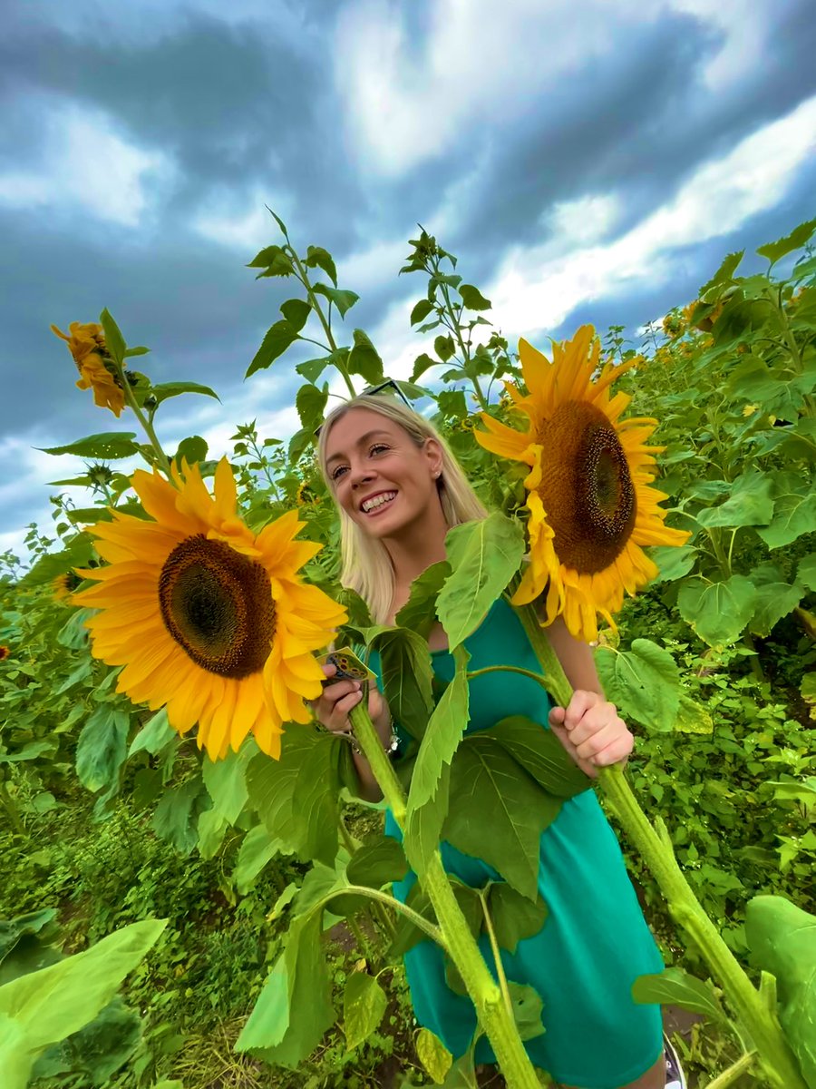 Kellie_F1's tweet photo. What’s everyone else up too on summer break ?!!
Yesterday I went sunflower picking and a trip to the golf course. I found sunflowers bigger than my head and then hit some balls at the driving range 🤣 #f1summerbreak #missingf1 #AdultingAndStuff https://t.co/6KyoFKk0aM