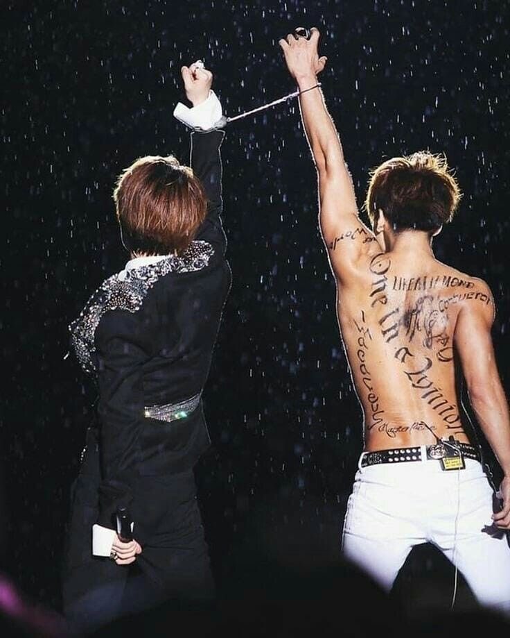 isSHINeeback's tweet photo. 11 years ago, Kim Jonghyun changed his twitter pfp to a picture of his 'Internet War' performance with Taemin (he did this as a response to the backlash they received from homophobes that were asking both members to be kicked out of SHINee) https://t.co/aeB1OWDGXG
