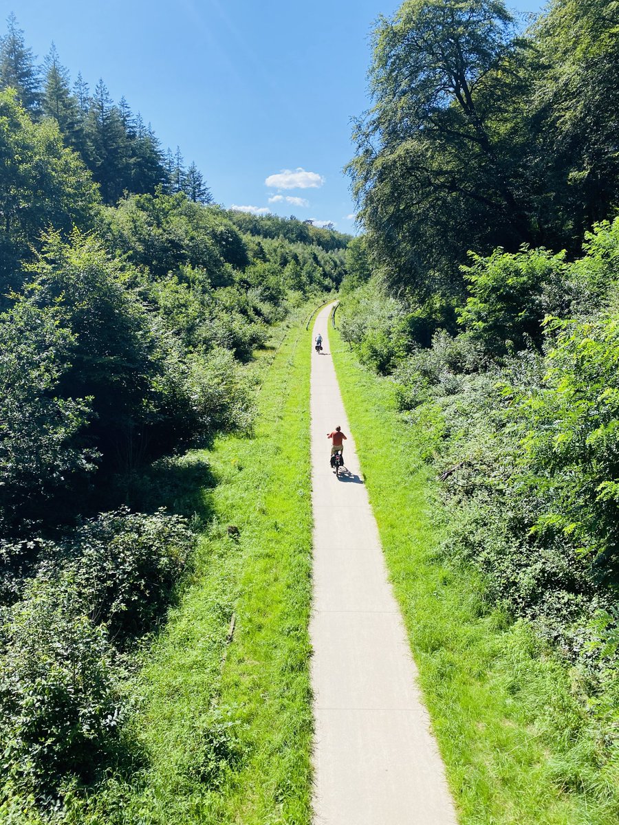 De spoorlijn Kleef-#Nijmegen. Je zou het niet zeggen, maar links zie je een weliswaar verwaarloosd en verouderd maar nog nagenoeg intact spoor. Het was tweesporig, rechts is een fietspad geworden. Je kijkt richting Malden-Nijmegen.
#Kleve