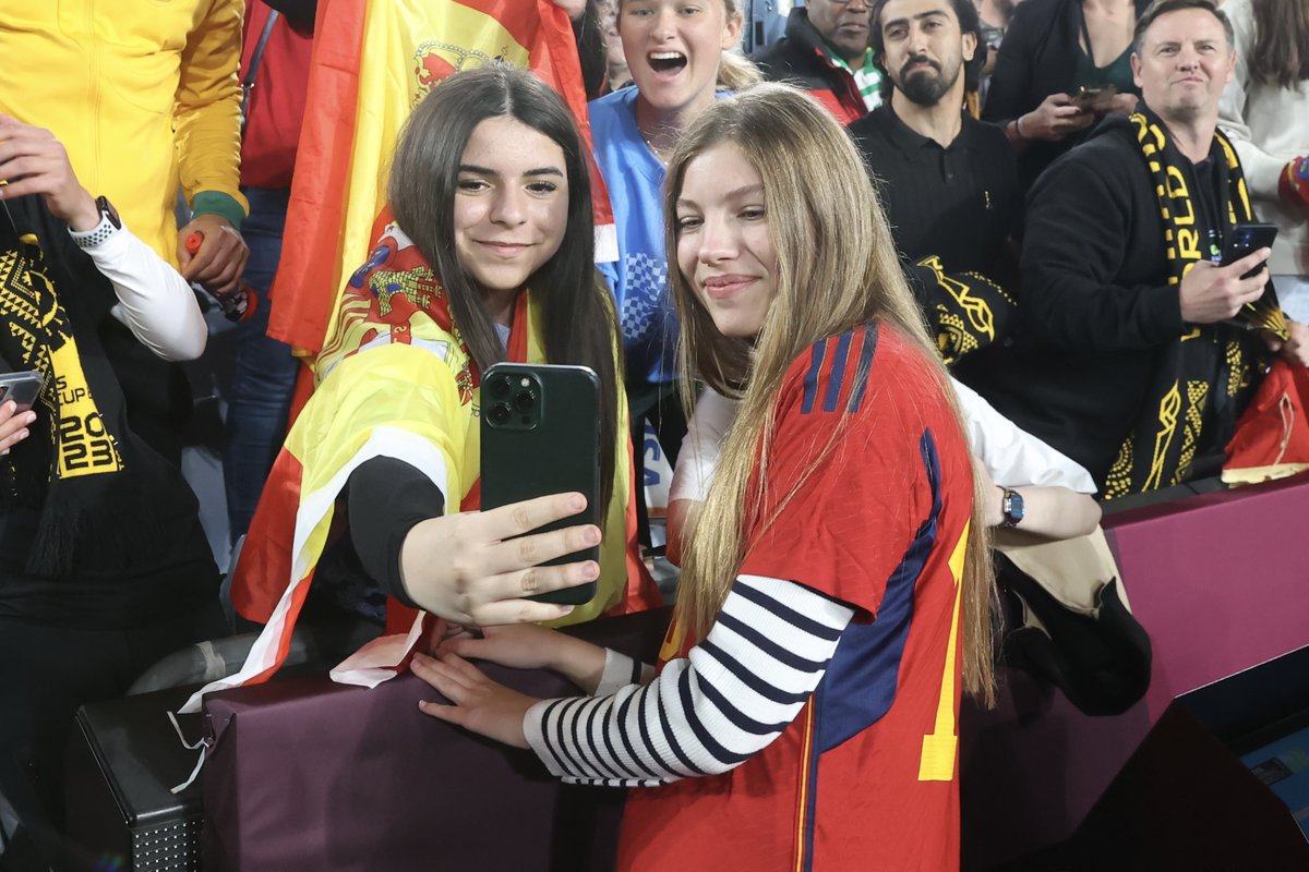 CasaReal's tweet photo. La Reina y la Infanta Sofía, con la afición que ha asistido a la final de la #FIFAWWC, celebrada en Sídney entre las selecciones de España e Inglaterra.

➡️https://t.co/Pk3fCHLpdn https://t.co/1ycDRTrTpa