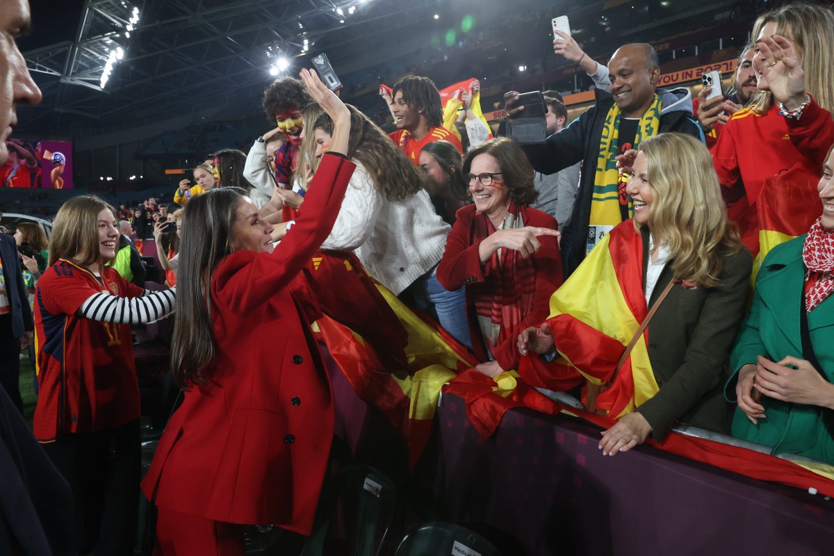 CasaReal's tweet photo. La Reina y la Infanta Sofía, con la afición que ha asistido a la final de la #FIFAWWC, celebrada en Sídney entre las selecciones de España e Inglaterra.

➡️https://t.co/Pk3fCHLpdn https://t.co/1ycDRTrTpa