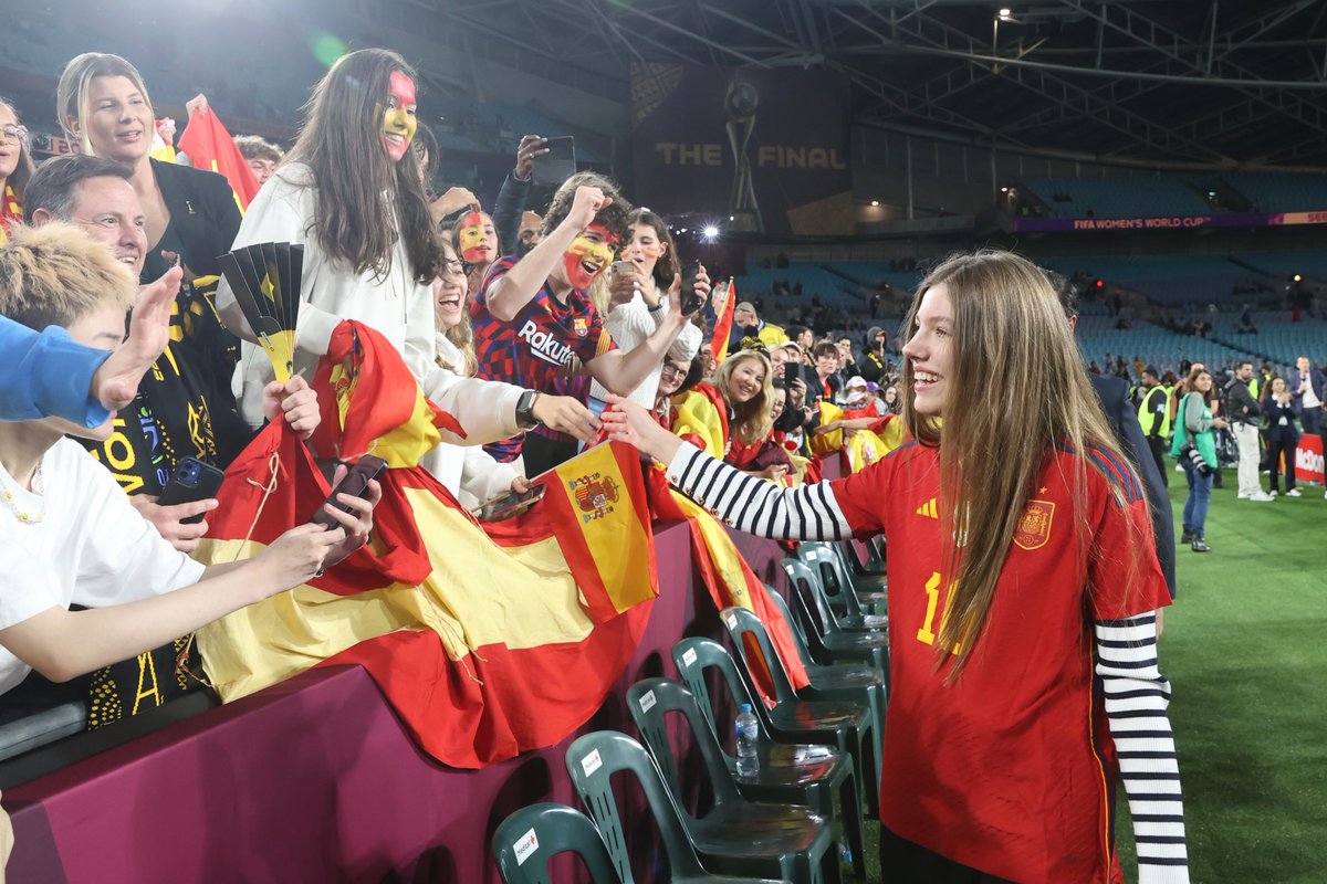 La Reina y la Infanta Sofía, con la afición que ha asistido a la final de la #FIFAWWC, celebrada en Sídney entre las selecciones de España e Inglaterra.

➡️casareal.es/ES/Actividades…
