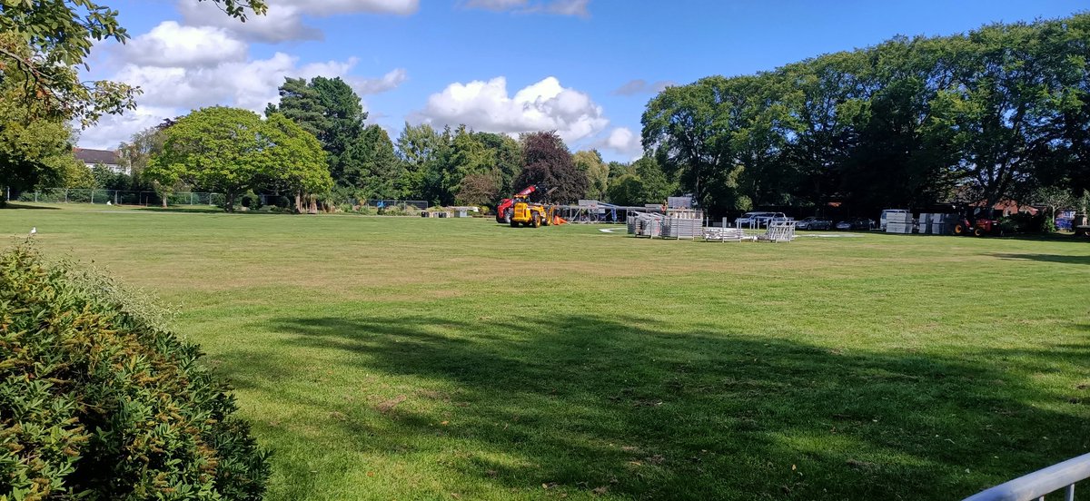 shinless77's tweet photo. @NoelGallagher The calm before the storm. See ya Thursday chief. Tauntons getting ready for you. ❤️ https://t.co/wQpdSqIGxg