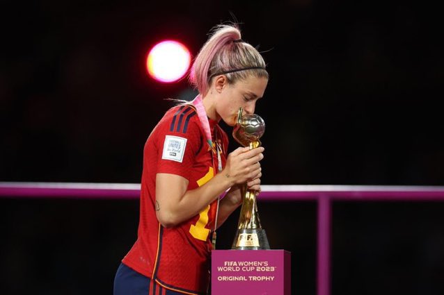 IgualdadLGBT's tweet photo. Se llama Alexia Putellas y se ha convertido en la primera futbolista de la historia que ha ganado el balón de oro, el mundial y la champions #FIFAWWC https://t.co/c4XHXzuFfk