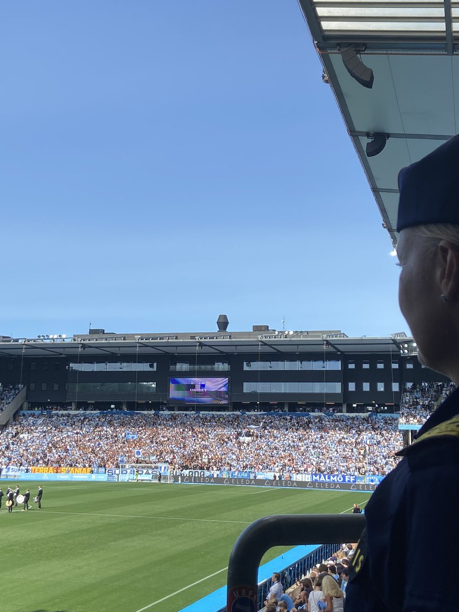 Just nu pågår matchen mellan Mff -Djurgården. Jag som kommenderingschef o Åsa ordinarie chef lokalpolisområde Norr gjorde verksamhetsbesök o träffade supportrar o poliser på plats. Malmö bjuder på soligt väder. Lycka till i matchen!