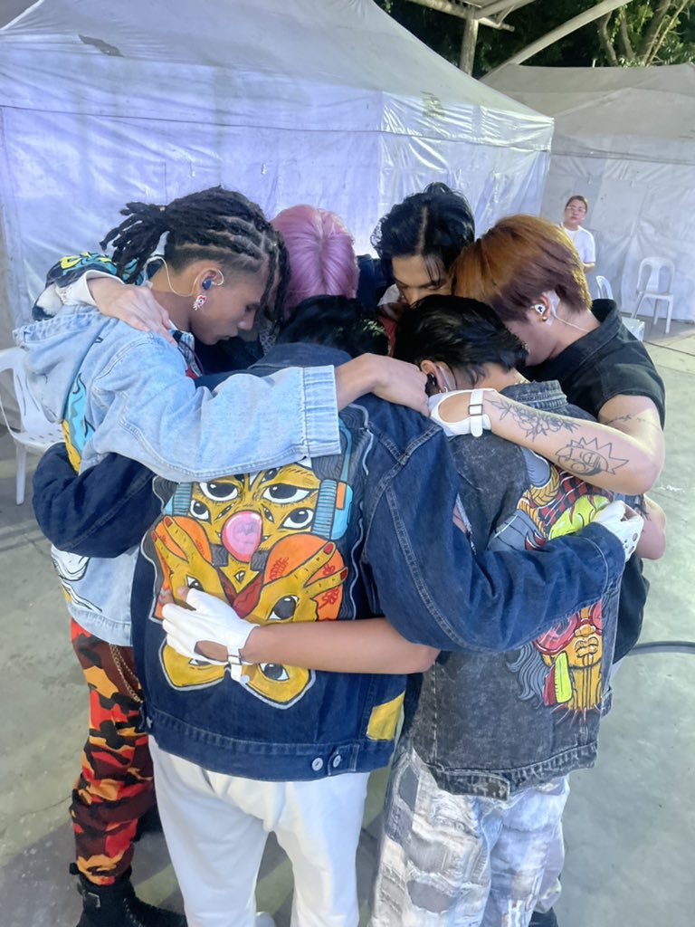 Official_ALAMAT's tweet photo. ALAMAT SA TRUTH FESTIVAL 

Going on stage in a few! ❤️ https://t.co/PEMUU8vfGx