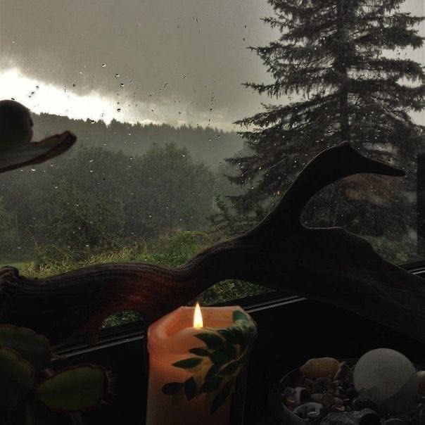 violettweets_'s tweet photo. rainy days. https://t.co/VtS4EZBl6G