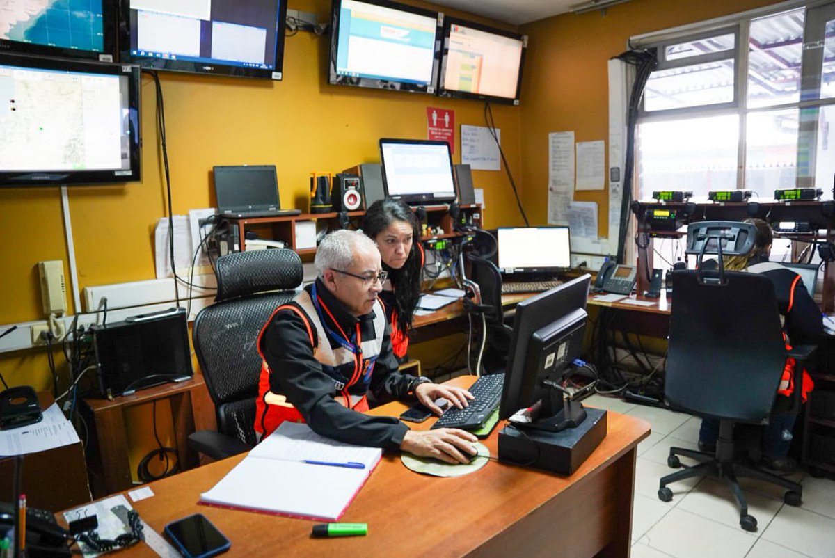 rojassantiagro's tweet photo. 🚨Ahora en #Cogrid de #Maule junto a Ministra del @mop_chile @jlopezsaffie, senadora @pvodanovic y autoridades para abordar la alerta meteorológica que afecta a la Región del Maule. Entre todas y todos nos cuidamos. https://t.co/oSKG1gkQWP