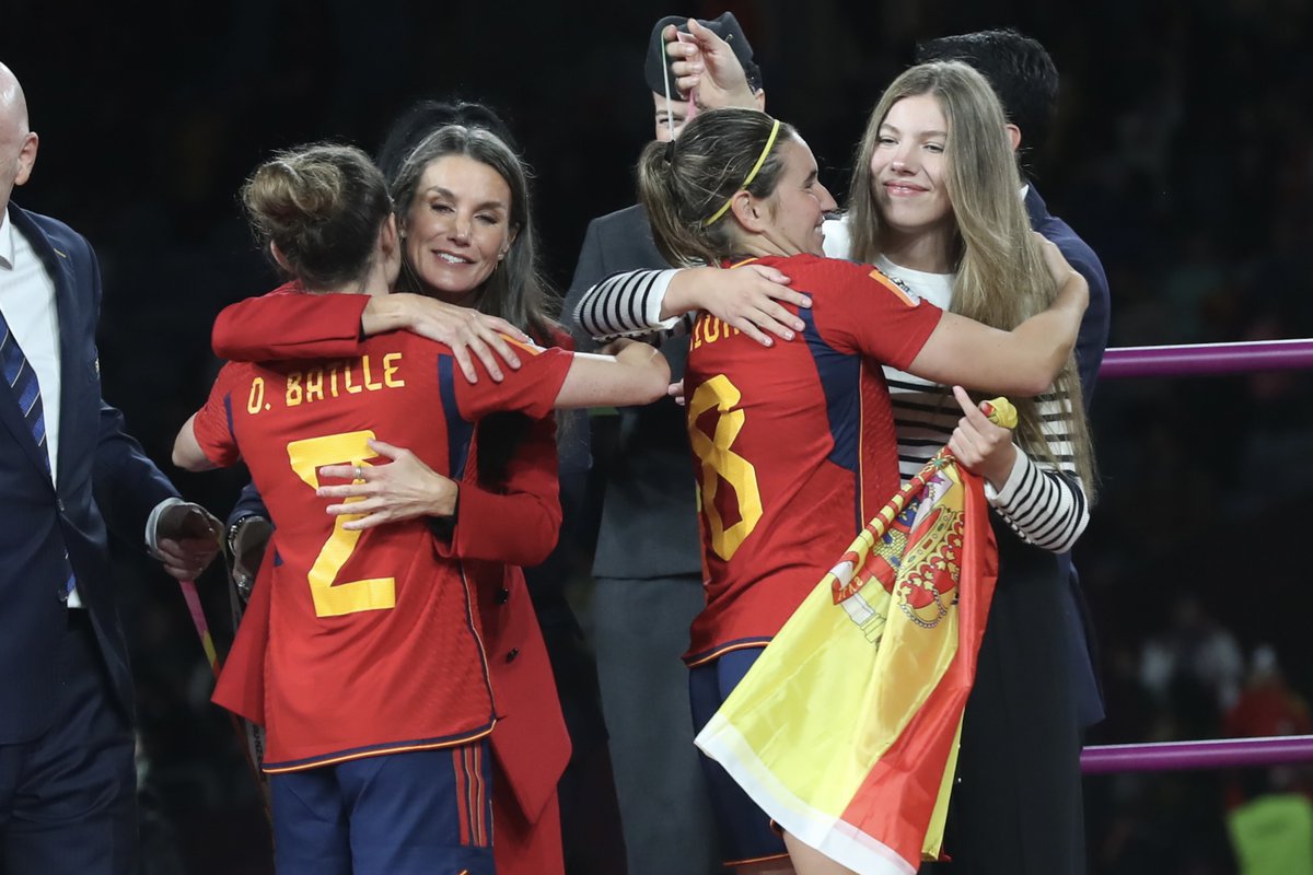 CasaReal's tweet photo. La Reina y la Infanta Sofía, tras la victoria de la Selección Española Femenina de Fútbol en la final de la #FIFAWWC.

➡️https://t.co/Pk3fCHLpdn https://t.co/cBVADfqA6X
