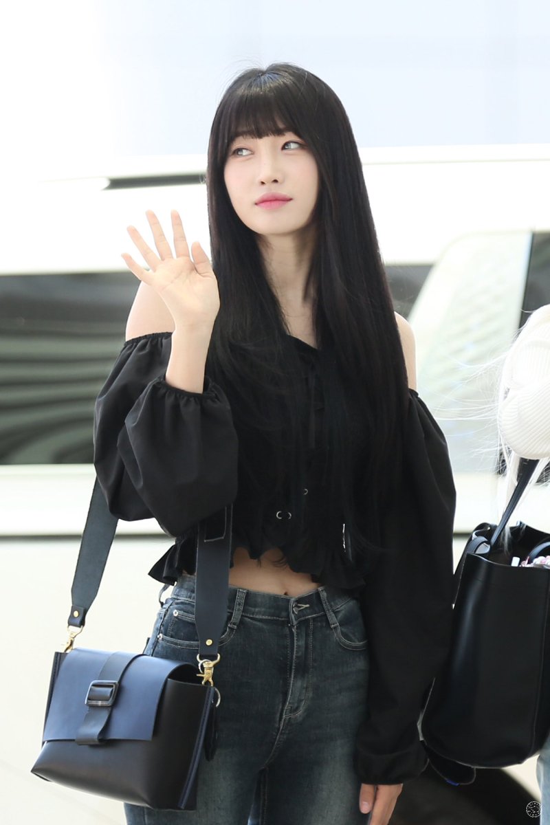 ShiningMoment_7's tweet photo. 230819 EVERGLOW 출국
#에버글로우 #EVERGLOW #시현 #SIHYEON https://t.co/Nxa9HTnUrz