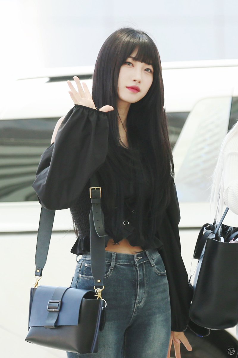 ShiningMoment_7's tweet photo. 230819 EVERGLOW 출국
#에버글로우 #EVERGLOW #시현 #SIHYEON https://t.co/Nxa9HTnUrz