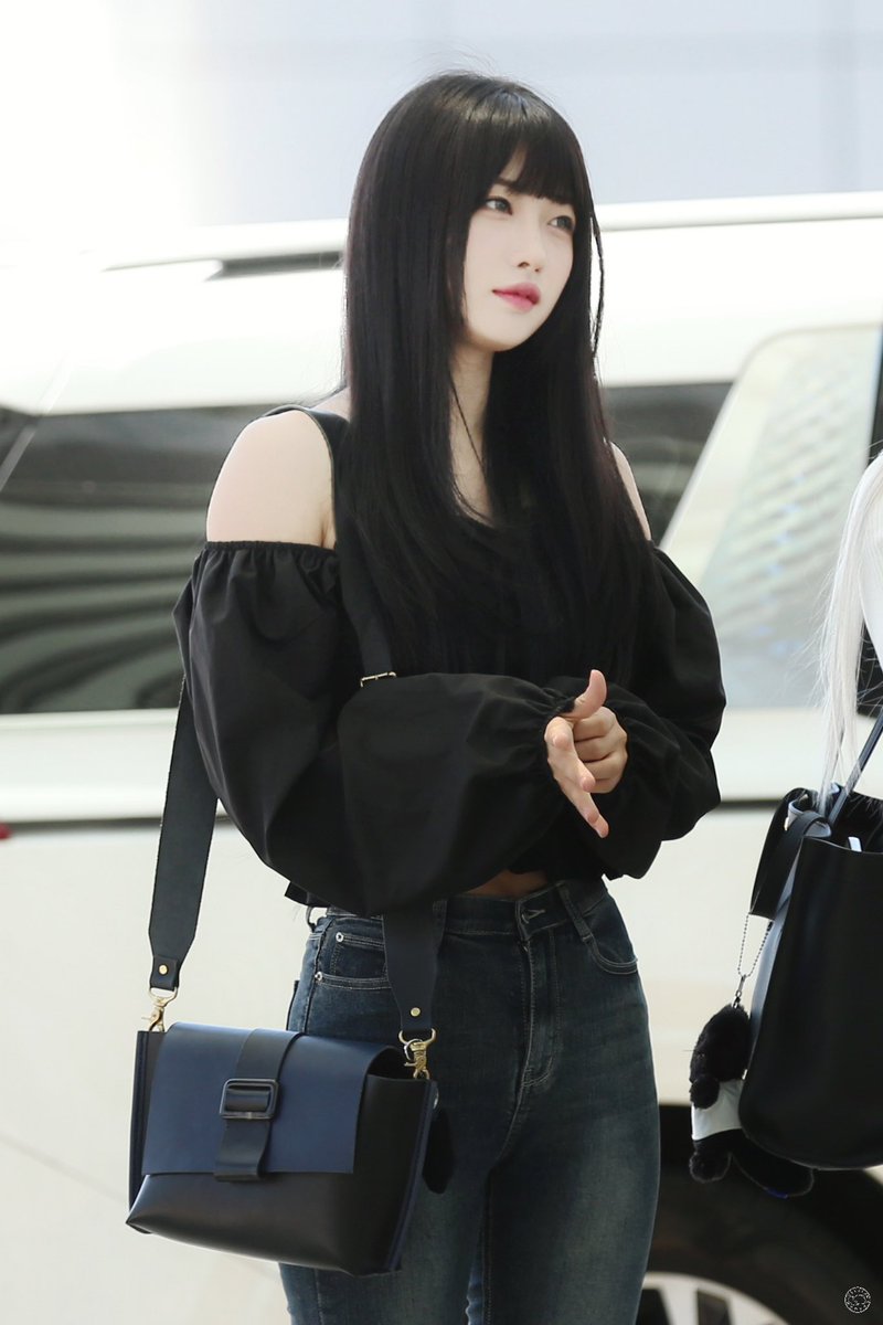 ShiningMoment_7's tweet photo. 230819 EVERGLOW 출국
#에버글로우 #EVERGLOW #시현 #SIHYEON https://t.co/Nxa9HTnUrz