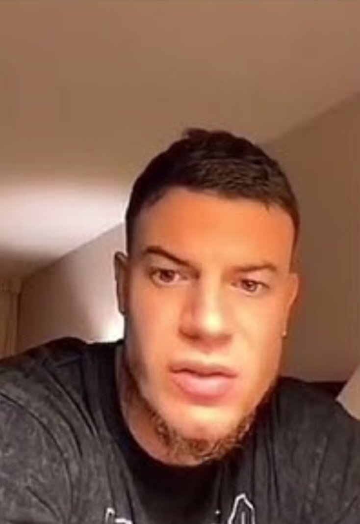 RProstyj's tweet photo. Wah attend la jsuis dans une aire d'autoroute y a un golmon il a mis des cailloux dans les petits trois de l'évier https://t.co/gZpAXMQCoX