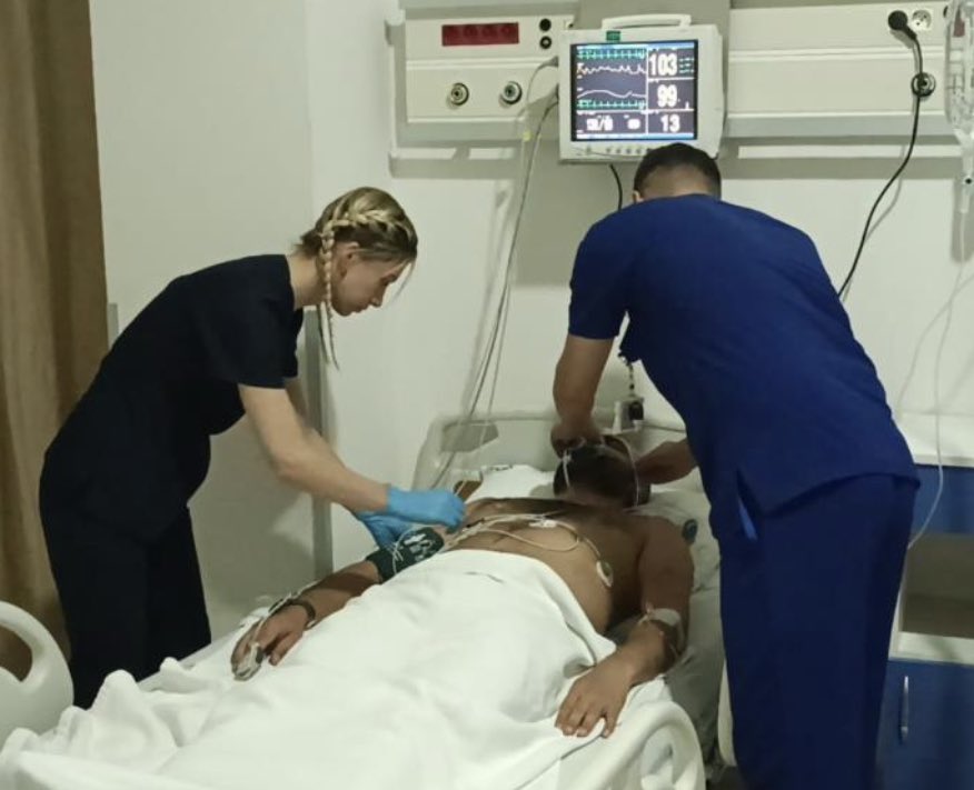 Gaziantep!! Hastasına damar yolu açılamadı diye 20 kişi doktoru darp ederek yoğun bakımlık etmişler. Şimdi doktor dövebiliyoruz diyen bir grup var !! Bu cesareti kim veriyor?Bu meslek bu şartlarda nasıl yapılacak? Kolluk kuvvetleri gözetiminde hasta mı tedavi edilecek? Hekimlere