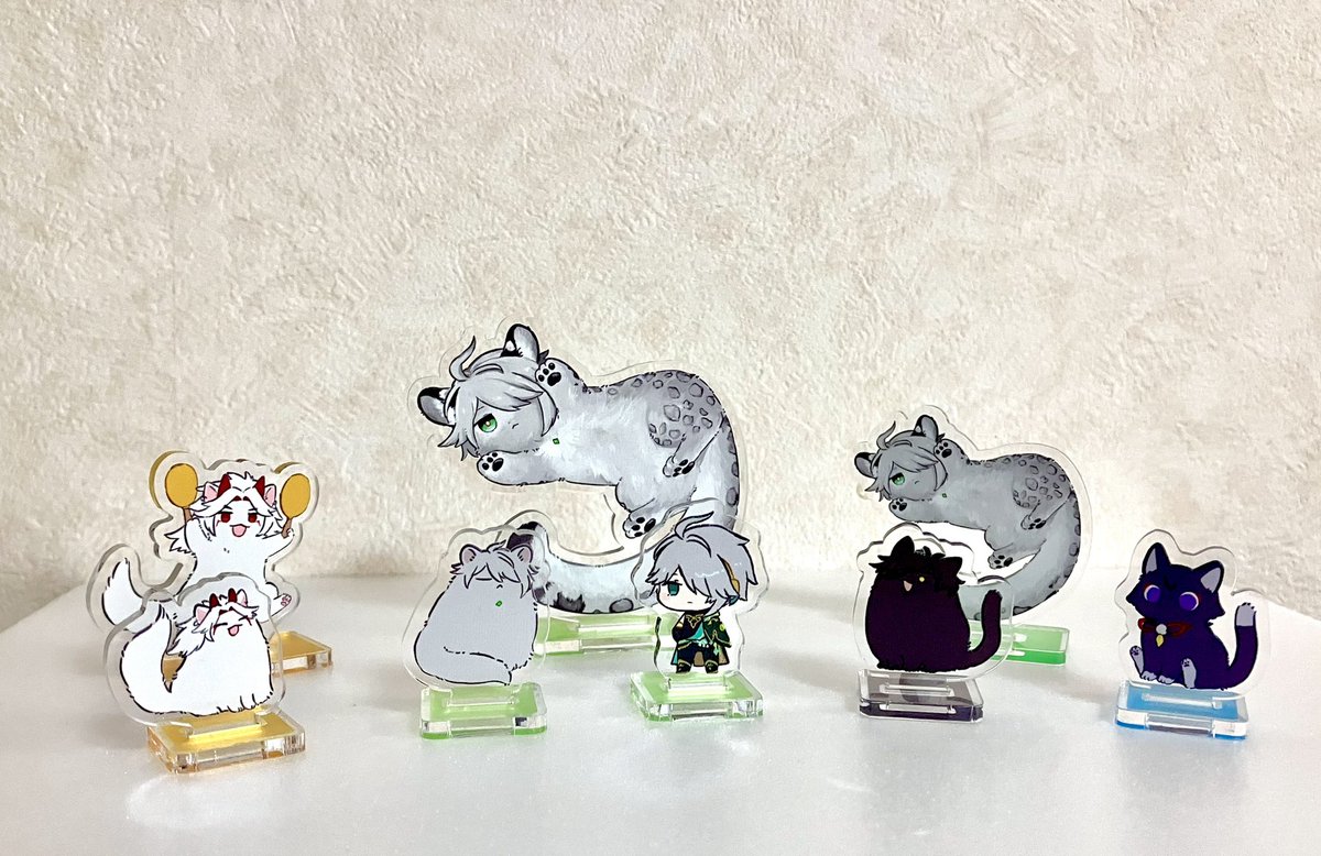 「これは友達の誕生日プレゼントにあげるアクスタたちを作るついでに一緒に作ったやつ!」|しろ☁️のイラスト