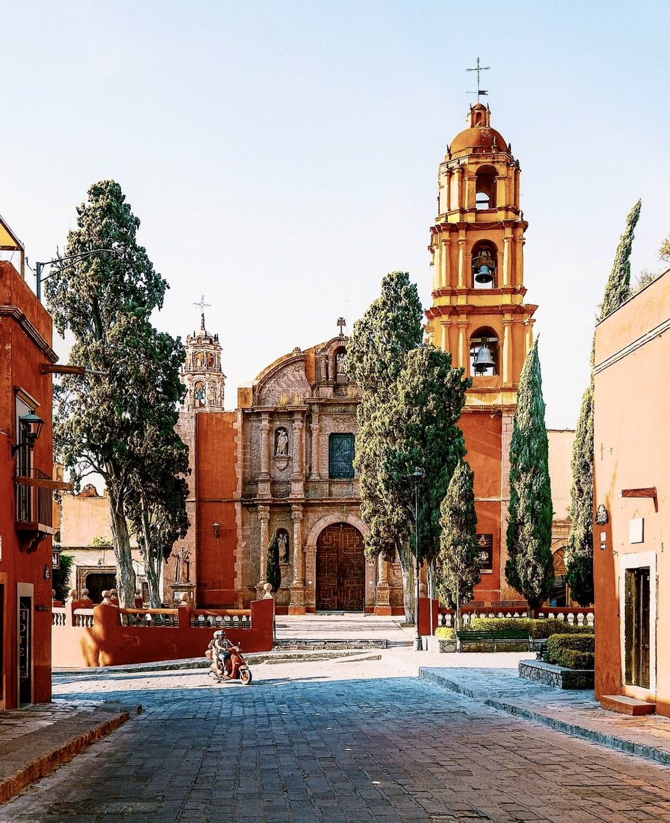 #HOLA.- Buenos días y Feliz domingo a todos. Saludos desde San Miguel de Allende y el bello templo del #Oratorio ¿vamos por un #cafecito para empezar?

#sanmigueldeallende #mexico 
📸 GuanajuatoMX