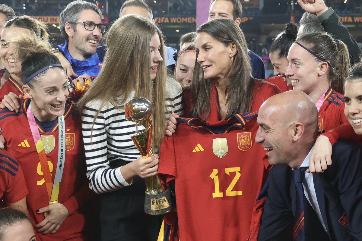 CasaReal's tweet photo. La Reina y la Infanta Sofía celebran con las jugadoras y el equipo técnico de la Selección Española Femenina de Fútbol su victoria en la final de la #FIFAWWC.

➡️https://t.co/Pk3fCHLpdn https://t.co/SPBLyAeYvh