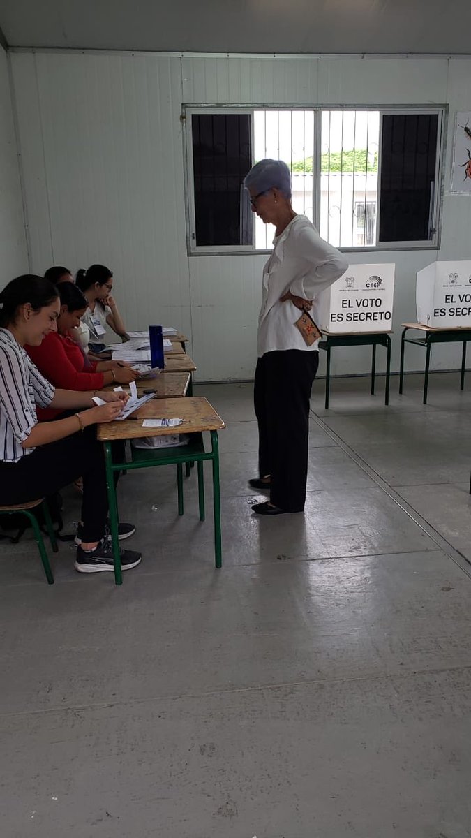 Ella es mi MADRE, 77 años de edad. Sufragó, una vez más, lucha por sus derechos al igual que TODOS: libertad, igualdad y respeto, así lo dice siempre. Es una CHONERA de cepa, maestra y radioaficionada. Mi ejemplo de MUJER 🌹