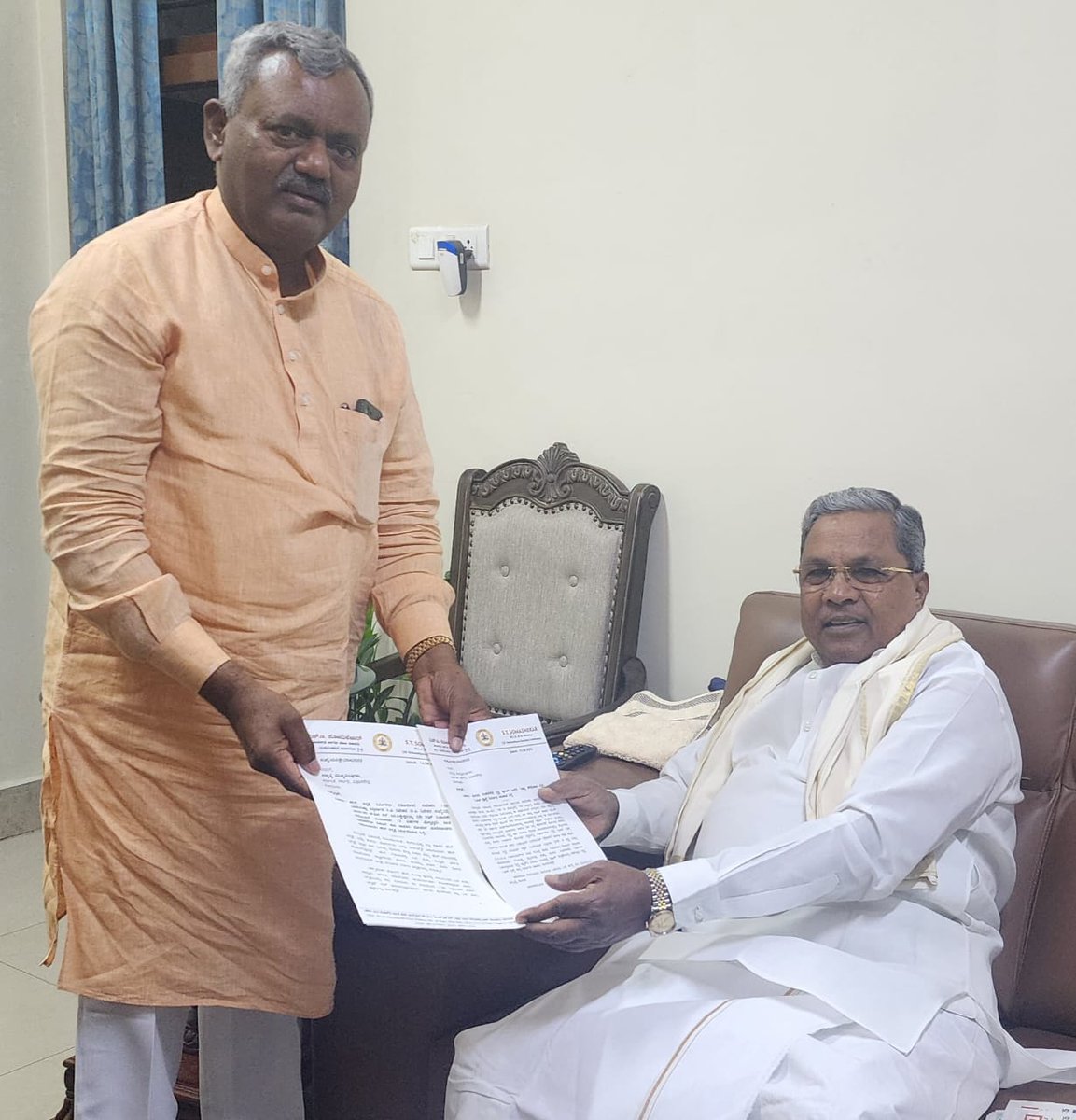 CMofKarnataka's tweet photo. ಮಾಜಿ ಸಚಿವರಾದ ಎಸ್.ಟಿ. ಸೋಮಶೇಖರ್ ಅವರು ಇಂದು ಮುಖ್ಯಮಂತ್ರಿ @siddaramaiah ಅವರನ್ನು ಭೇಟಿ ಮಾಡಿ ತಮ್ಮ ಕ್ಷೇತ್ರದ ಅಭಿವೃದ್ಧಿ ವಿಷಯದ ಬಗ್ಗೆ ಚರ್ಚಿಸಿದರು. https://t.co/Z1OLkqhf0h