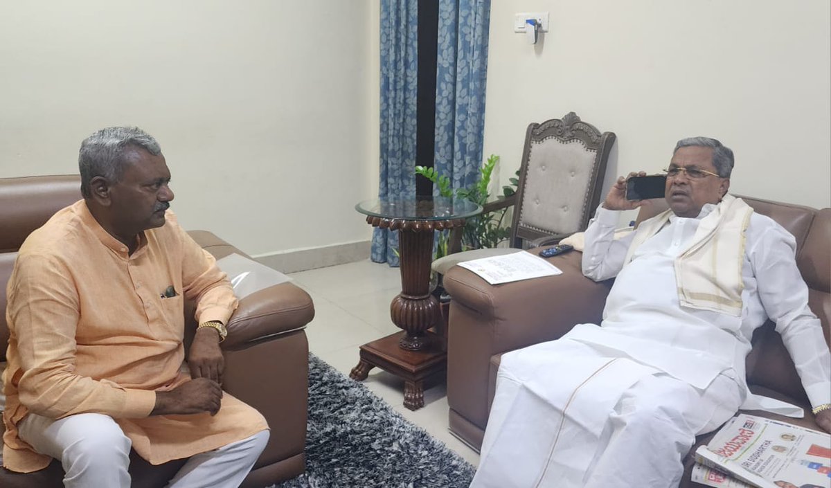 CMofKarnataka's tweet photo. ಮಾಜಿ ಸಚಿವರಾದ ಎಸ್.ಟಿ. ಸೋಮಶೇಖರ್ ಅವರು ಇಂದು ಮುಖ್ಯಮಂತ್ರಿ @siddaramaiah ಅವರನ್ನು ಭೇಟಿ ಮಾಡಿ ತಮ್ಮ ಕ್ಷೇತ್ರದ ಅಭಿವೃದ್ಧಿ ವಿಷಯದ ಬಗ್ಗೆ ಚರ್ಚಿಸಿದರು. https://t.co/Z1OLkqhf0h