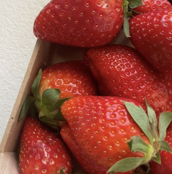 _shacol's tweet photo. retweet if you love strawberries or if you would break every law to get to ur ugw 🍓 https://t.co/GBXBcUdkTO