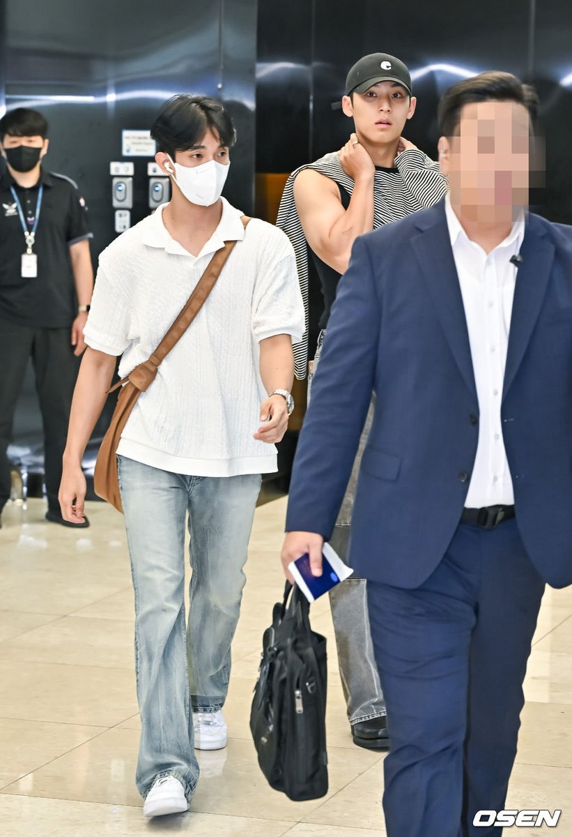 qtdkyeoms's tweet photo. dokyeom looks so tiny beside mingyu 🤏🏻 https://t.co/xts1MAXPgX