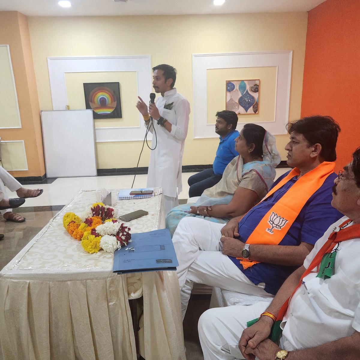 MLASandipDesai's tweet photo. विधायक प्रवास कार्यक्रम के अंतर्गत आज मध्यप्रदेश के इंदौर विधानसभा क्षेत्र क्रमांक 5 के  ��ोशल मीडिया के प्रभावशाली व्यक्तियों एवं इनफ्लूएंसरो से संवाद किया इस अवसर पर श्री मलय दीक्षित,श्री संयम जैन एवं श्री राहुल सोनी उपस्थित रहे। https://t.co/8QUrDRihgO