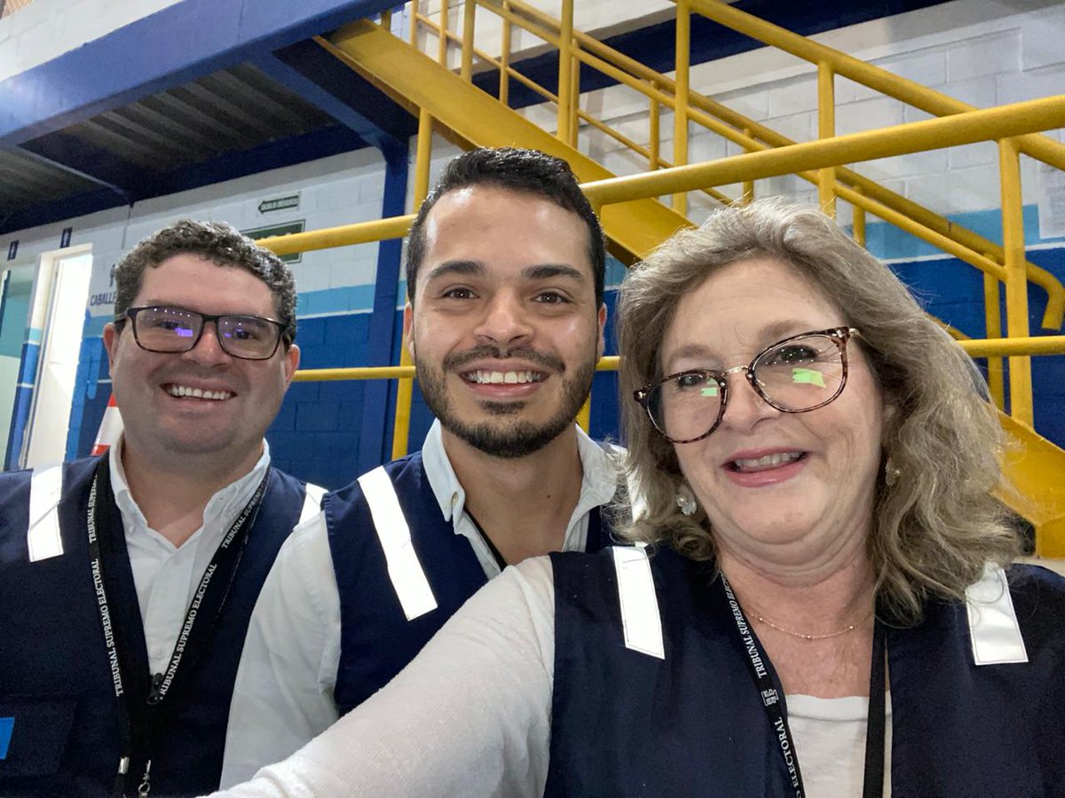 🇬🇹Inicia la fiesta cívica 🇬🇹 Directores y colaboradores #Agexport con toda la energía y pasión por Guatemala participando en las mesas electorales <a href="/Devadit/">Devadit Barahona</a> <a href="/panchitomdz/">Pancho Menendez</a>