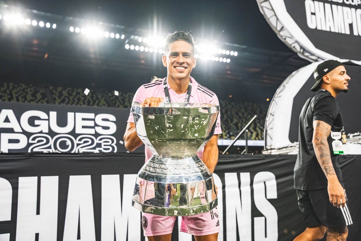 Difícil describir las emociones vividas anoche. Afortunadamente tengo un equipo que siempre está conmigo.

🏆 SOMOS CAMPEONES 🏆 

Difficult to describe the emotions experienced last night. Fortunately I have a team that has my back.

🏆 WE ARE CHAMPIONS 🏆