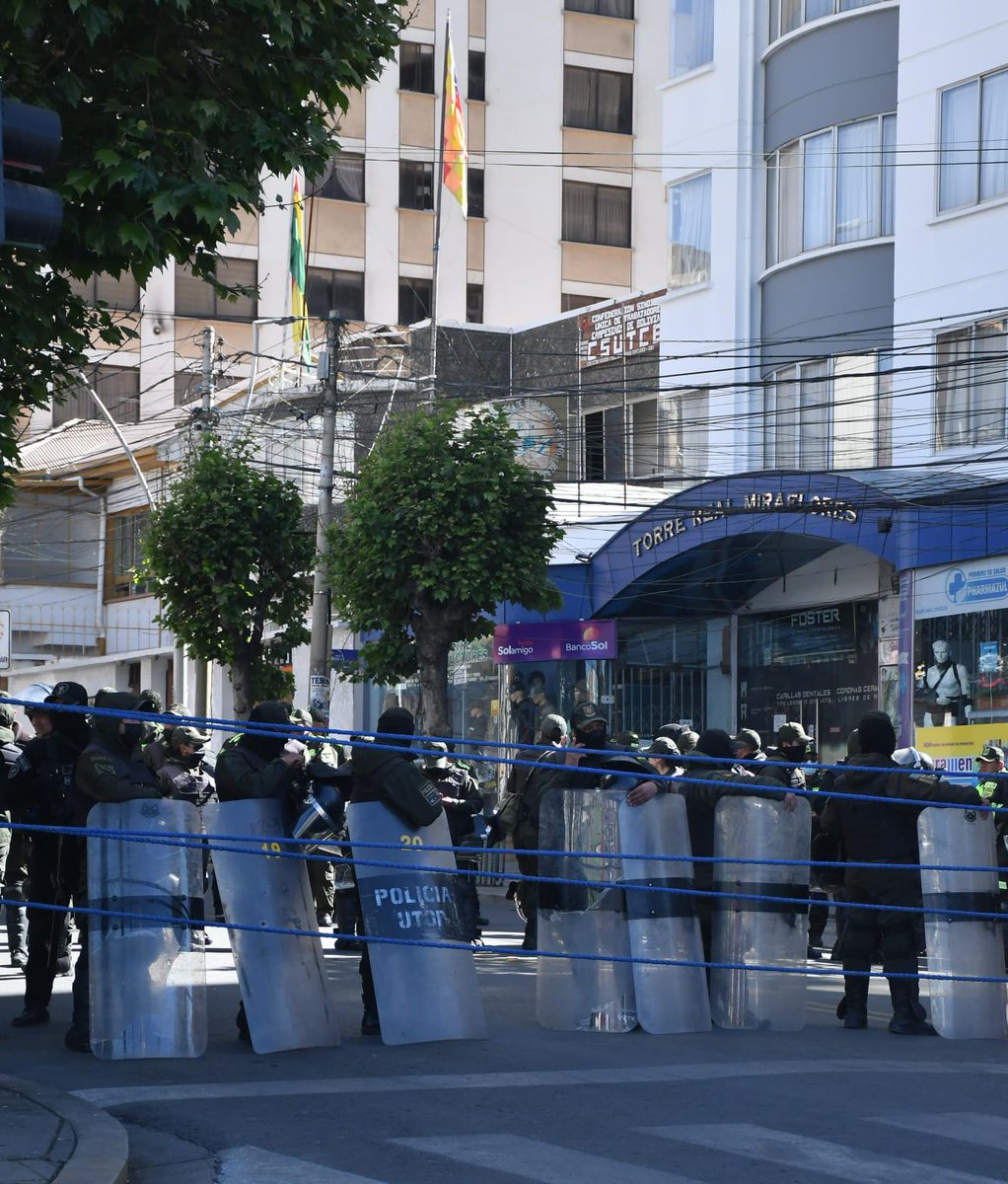 BrujulaNoticias's tweet image. #Último| Existe un fuerte contingente policial en la sede de la #CSUTCB. Se conoce que durante el Congreso campesino se eligió dos directivas paralelas.
Fotos/APG