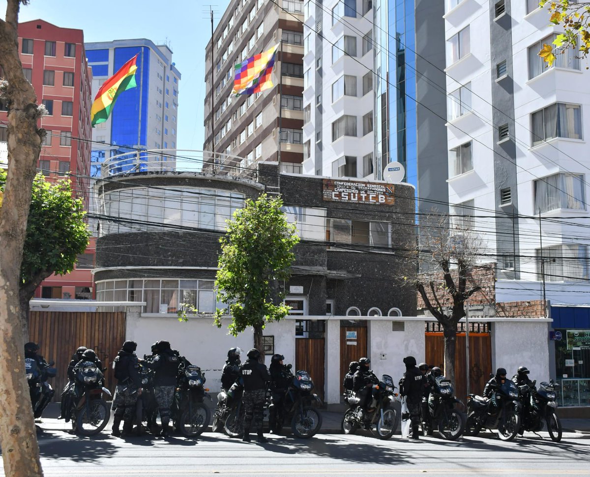 BrujulaNoticias's tweet image. #Último| Existe un fuerte contingente policial en la sede de la #CSUTCB. Se conoce que durante el Congreso campesino se eligió dos directivas paralelas.
Fotos/APG