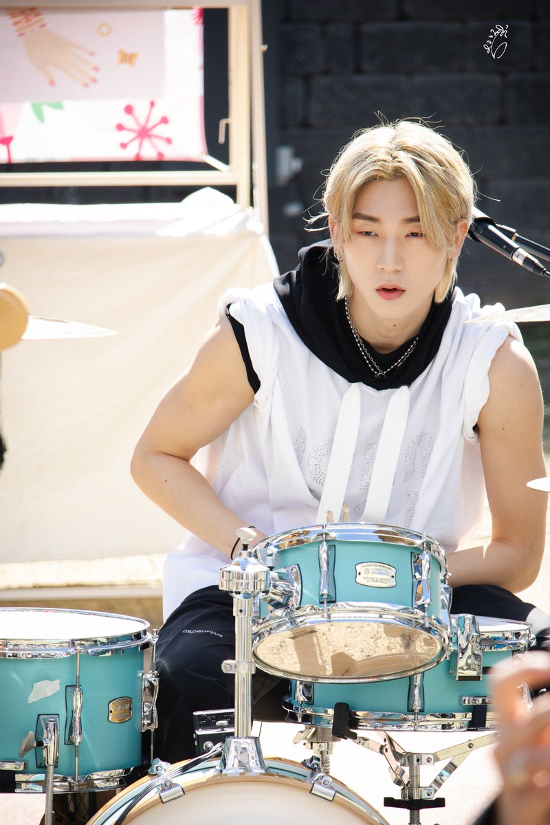 springrose__'s tweet image. 230408 • 송도 트리플 스트리트 버스킹 • @official2z • #범준 🦊🧡 #2Z #BUMJUN #2ZBAND