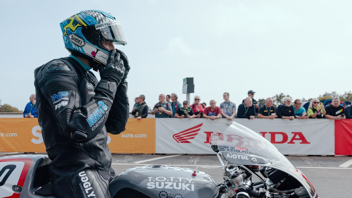 ManxGrandPrix's tweet image. Senior and Classic Superbike Qualifying Session is now underway