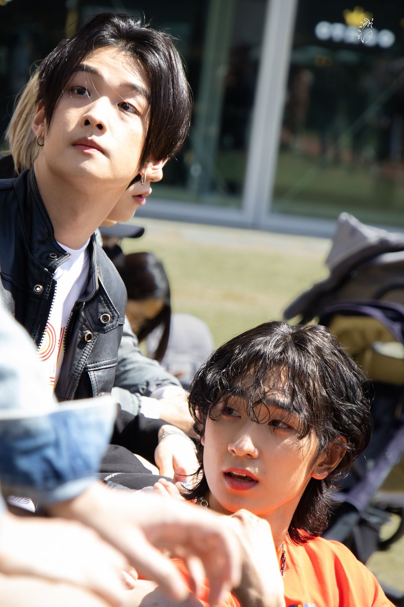 springrose__'s tweet image. 230408 • 송도 트리플 스트리트 버스킹 • @official2z • #호진 #정현 🥺🥺🤍 #2Z #HOJIN #JUNGHYUN #2ZBAND