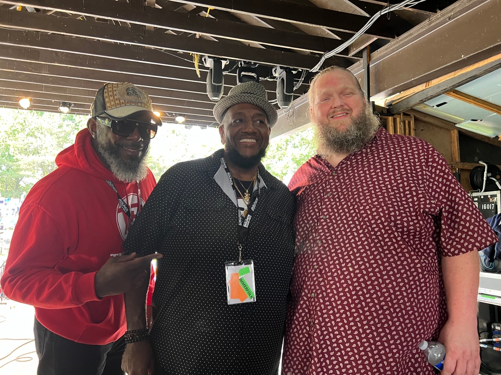 Remember that special guest we were hinting at for the gospel workshop well look who showed up? Get on down to the Amphitheatre stage starts in five minutes.!