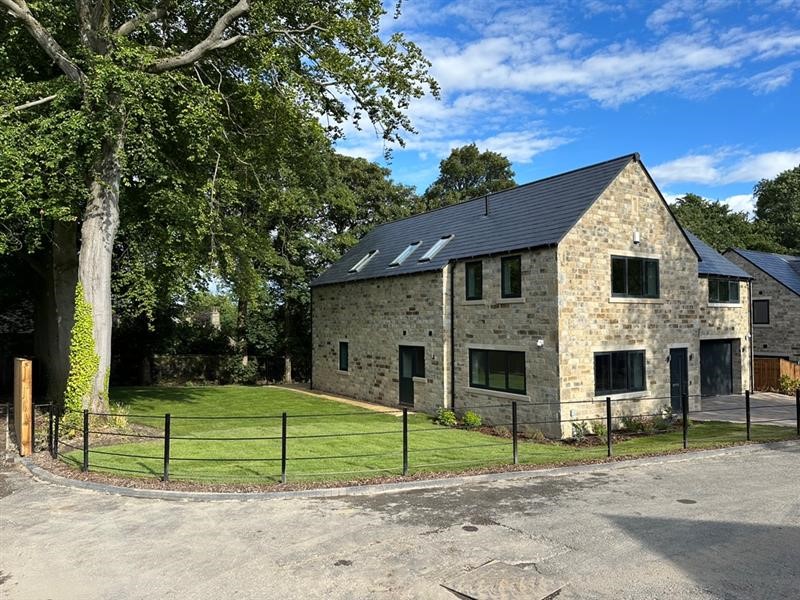 rivahomes's tweet photo. Our first completion at #TheWoodlands has taken place! The treelined setting makes for a beautiful view from inside the home and the proud new owners specified some amazing interior features to make their house a personalised home from day one.
#LuxuryHome #Cleckheaton https://t.co/BCEHsK7prF