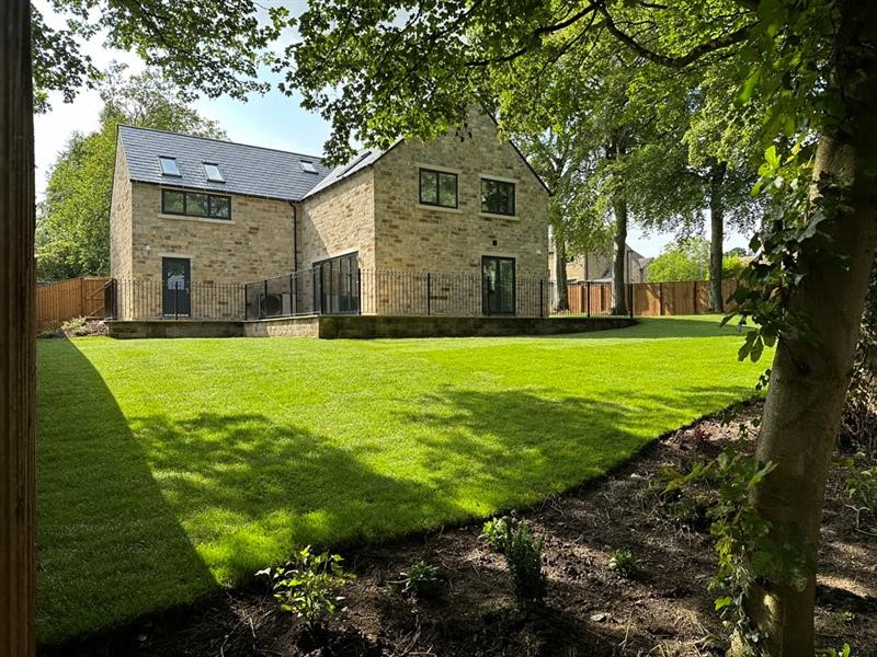 Our first completion at #TheWoodlands has taken place! The treelined setting makes for a beautiful view from inside the home and the proud new owners specified some amazing interior features to make their house a personalised home from day one.
#LuxuryHome #Cleckheaton