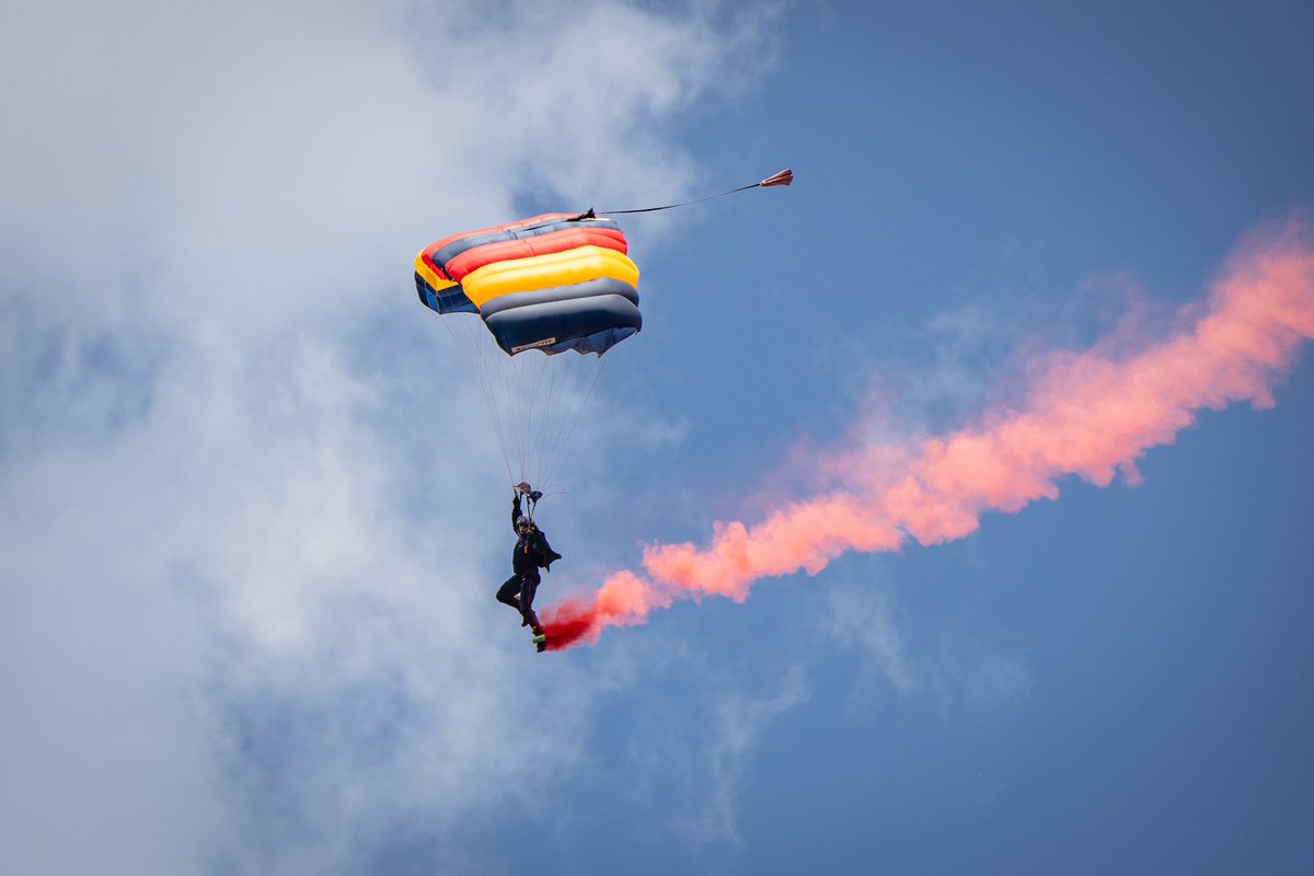 BritishArmyXtra's tweet photo. Dropping in hot ⚡️🔥 The @Official_REME Lightning Bolts showing us how it’s done @UKmotorshow yesterday. 

#britishmotorshow #britisharmy #bethebest #armyjobs #britishmilitary #britisharmedforces #cars #britisharmysport #tanks #parachute https://t.co/Ql12VUWx7h