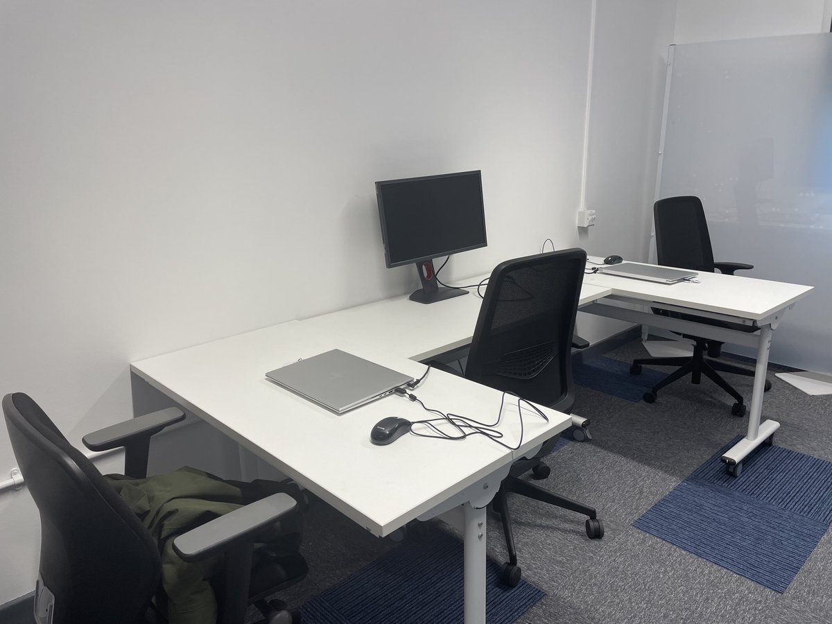 RogersVivienne's tweet image. Thanks ⁦@Stella_xhe⁩ for helping sort out our new #eyetracking lab! ⁦@SwanseaUni⁩ ⁦@Swansea_AppLing⁩ #research #language #processing