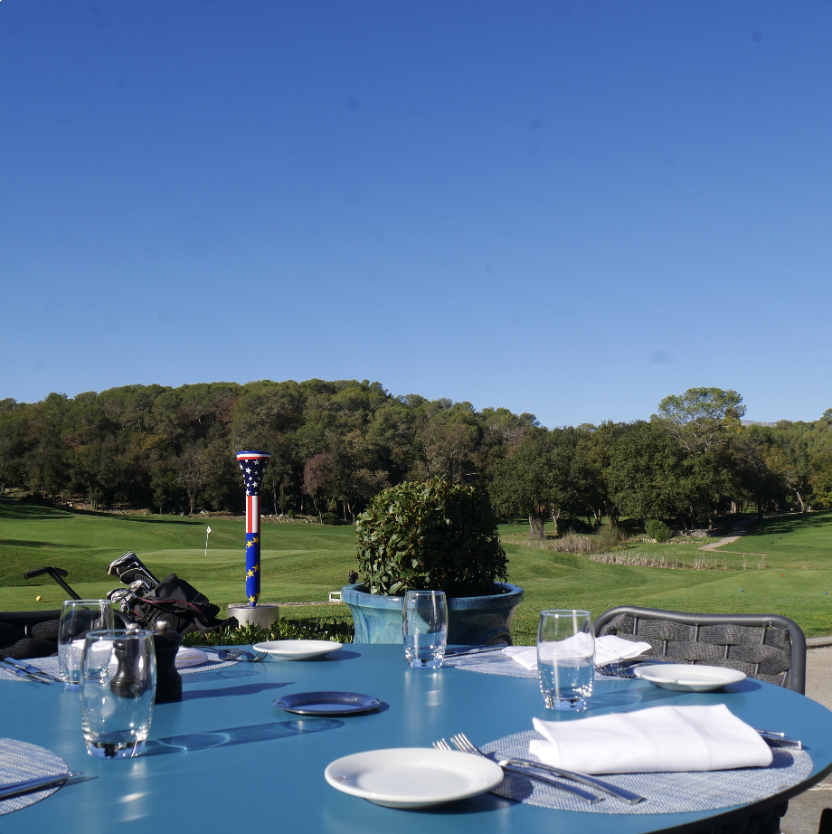 ChateauBegude's tweet photo. Notre terrasse ensoleillée offre une magnifique vue sur le golf lors de votre déjeuner.☀️

#CôteD'Azur #ChateaudelaBegude #terrasse #sunnyday #déjeuner #soleil #golf #vue https://t.co/Gv0H5U8pJJ