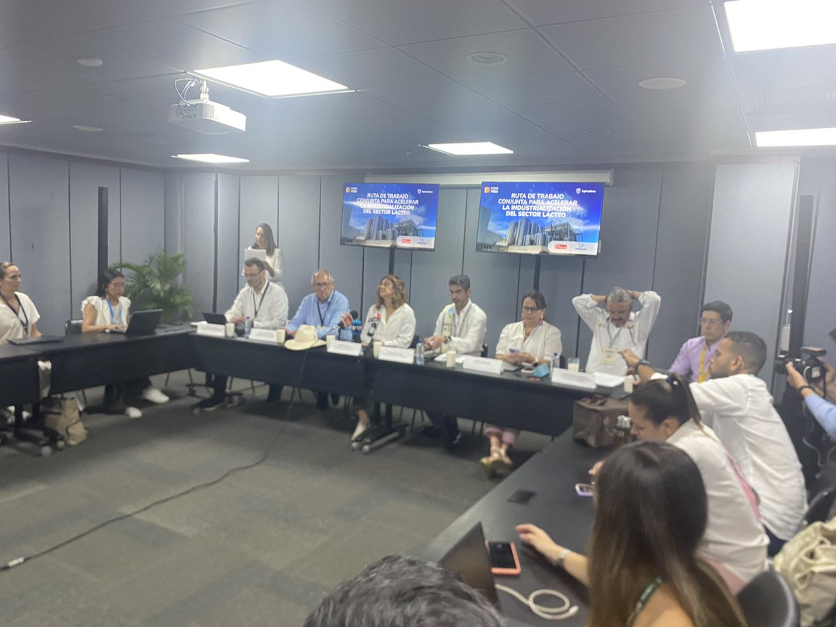 HOLLMANMORRIS's tweet photo. ATENCIÓN 

Importante anuncio entre el ministerio de agricultura y el gremio lechero del país.

El gobierno del cambio dialoga y en el diálogo construye empresa y construye país. 

ASOLECHE, Alqueria MinAgricultura se unen para convertir a Colombia en potencia agroalimenticia. https://t.co/EyzLr38Lq4