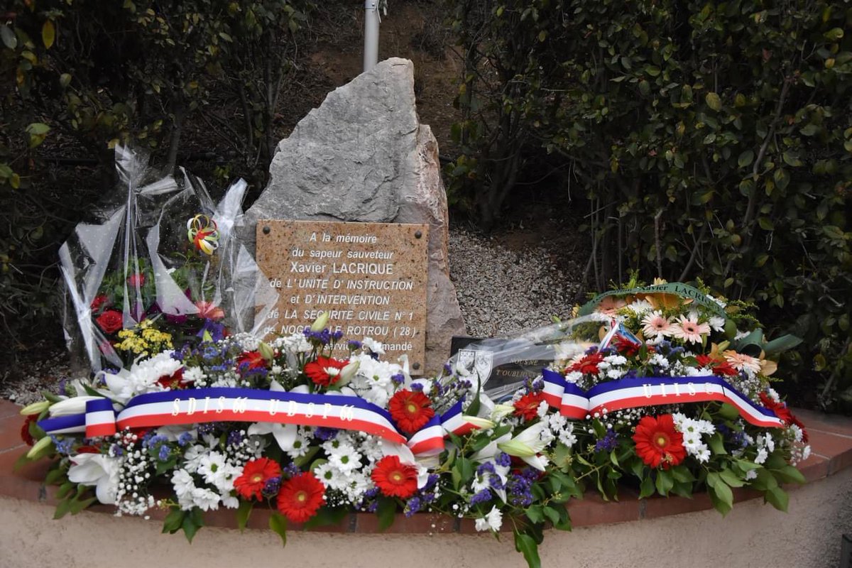 riisc_1's tweet image. [#InMemoriam🇫🇷] Hommage rendu au sapeur-sauveteur Xavier Lacrique, au sapeur-sauveteur de 1re classe Gaël Cousseau et au caporal David Oillic morts en service dans les Pyrénées-Orientales, le 11 août 1987 et le 12 août 2000. Leur sacrifice nous oblige. 📸: @SDIS66 et #UIISC1.
