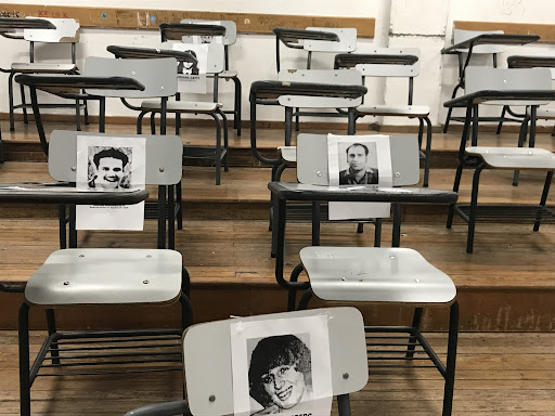 lavozdelaarena's tweet photo. Tras el golpe de Estado de 1973 en Uruguay, las autoridades de la educación pasaron a controlar el largo del cabello de los estudiantes de nivel medio. Parece que en Carmelo un profesor tenía coronita. https://t.co/g1JC2OUul5 https://t.co/iodDihD8er