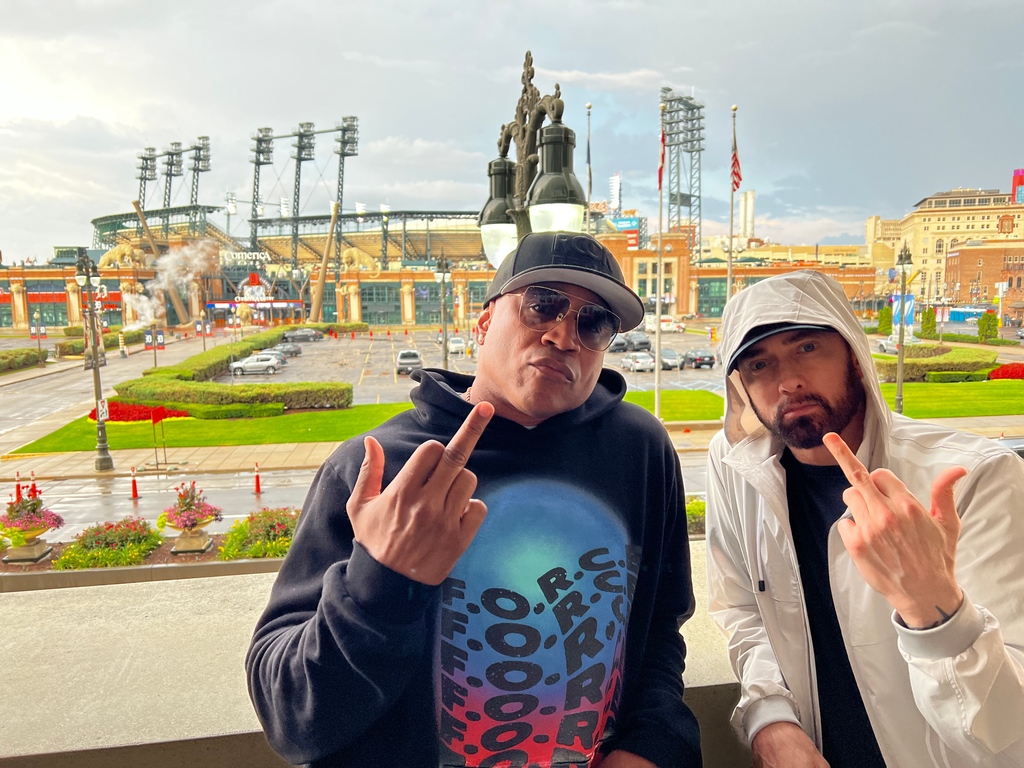 RockTheBells's tweet photo. When legends link up on the F.O.R.C.E. Tour, you know it’s always on! 💪🏾 

Want to win tickets to tonight’s show in Detroit? Head to Mom's Spaghetti at NOON today mention “FORCE” when you order, and you're entered to win.  

Detroit, y’all ready? https://t.co/Vs8nLFNgtG https://t.co/UD9jAQbW07