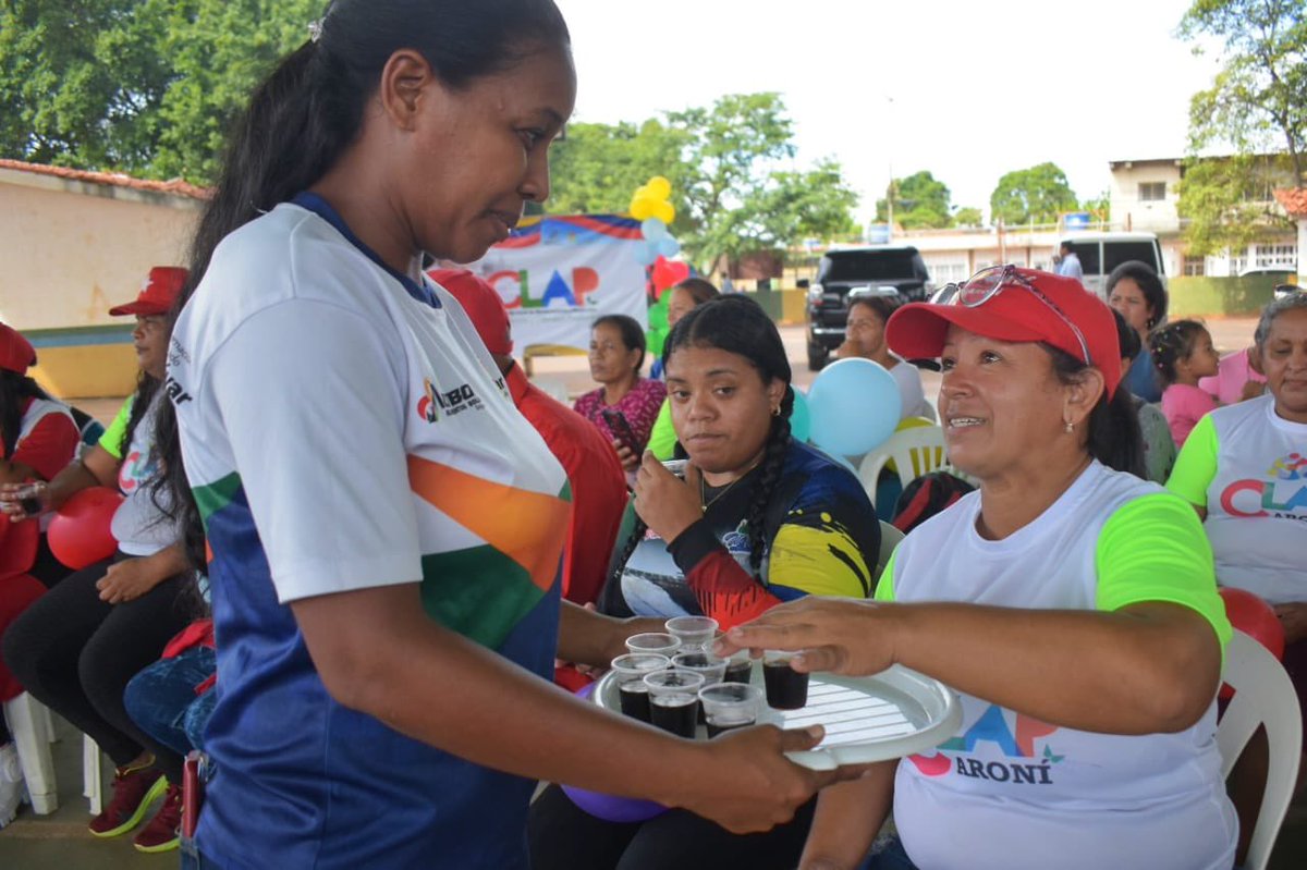 amarcanopsuv's tweet photo. Me vine al Core 8 de la Parroquia Unare a compartir un CAFECITO MILITANTE con la estructura RASS y del @PartidoPSUV que junto a los CLAP luchan día a día por la soberanía alimentaria del pueblo . @NicolasMaduro @delcyrodriguezv @dcabellor @OviedoPSUV https://t.co/WojjDZCOfu