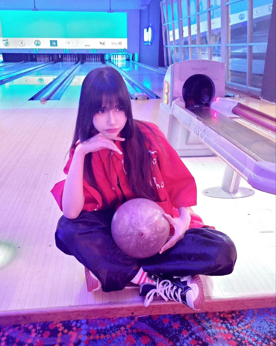 nori_yamiyami's tweet photo. อะจ๊าก~🔥
มาตามล่าความสนุกที่บลูโอ้ล่ะทุกคน🥰ได้เปิดประสบการณ์โยนโบว์ลิ่งครั้งแรก ก็ยกลูกโบว์ไม่ไหวล่ะ5555555+ เลยไปตามล่าของอร่อยแทน อาหารดีกว่าที่คิดไว้มาก!! 🔥🔥ไปเล่นกันทุกคน~- ̗̀ ( ˶'ᵕ'˶) ̖́-
#NoriYamiYami #YamiYami #Idol #ノリ闇闇 #闇闇 #アイドル #bluofriends #bluo https://t.co/EwWjrCGHMt