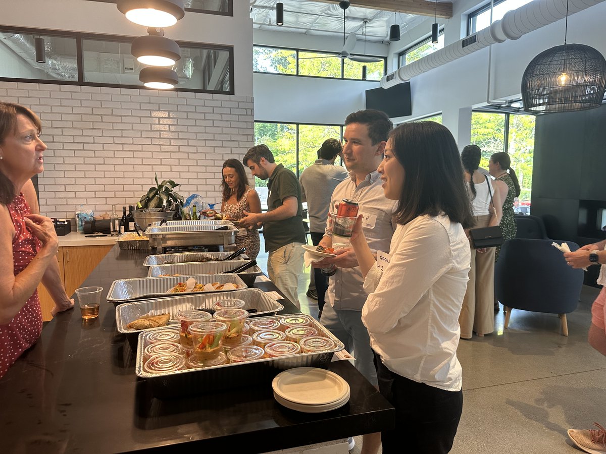 UWHybridMBA's tweet photo. We want to thank all our students and alumni that were able to come out to our in-person summer social yesterday! We had a wonderful time meeting new faces and seeing familiar folks.

#foster #mba #hybridmba #hmba #summersocial #event https://t.co/KG5TU6IqPP