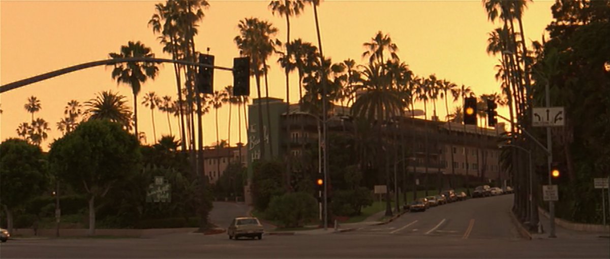 CarlottaFilms's tweet photo. Ce portrait édifiant de L.A. déconstruit sans concession les clichés associés à la Cité des Anges ! LOS ANGELES PLAYS ITSELF de #ThomAndersen va vous faire (re)découvrir Los Angeles comme vous ne l’avez jamais vu. À retrouver en Blu-ray/DVD le 5/09 : https://t.co/fhDSj4yntd https://t.co/2HxpXmwpfj