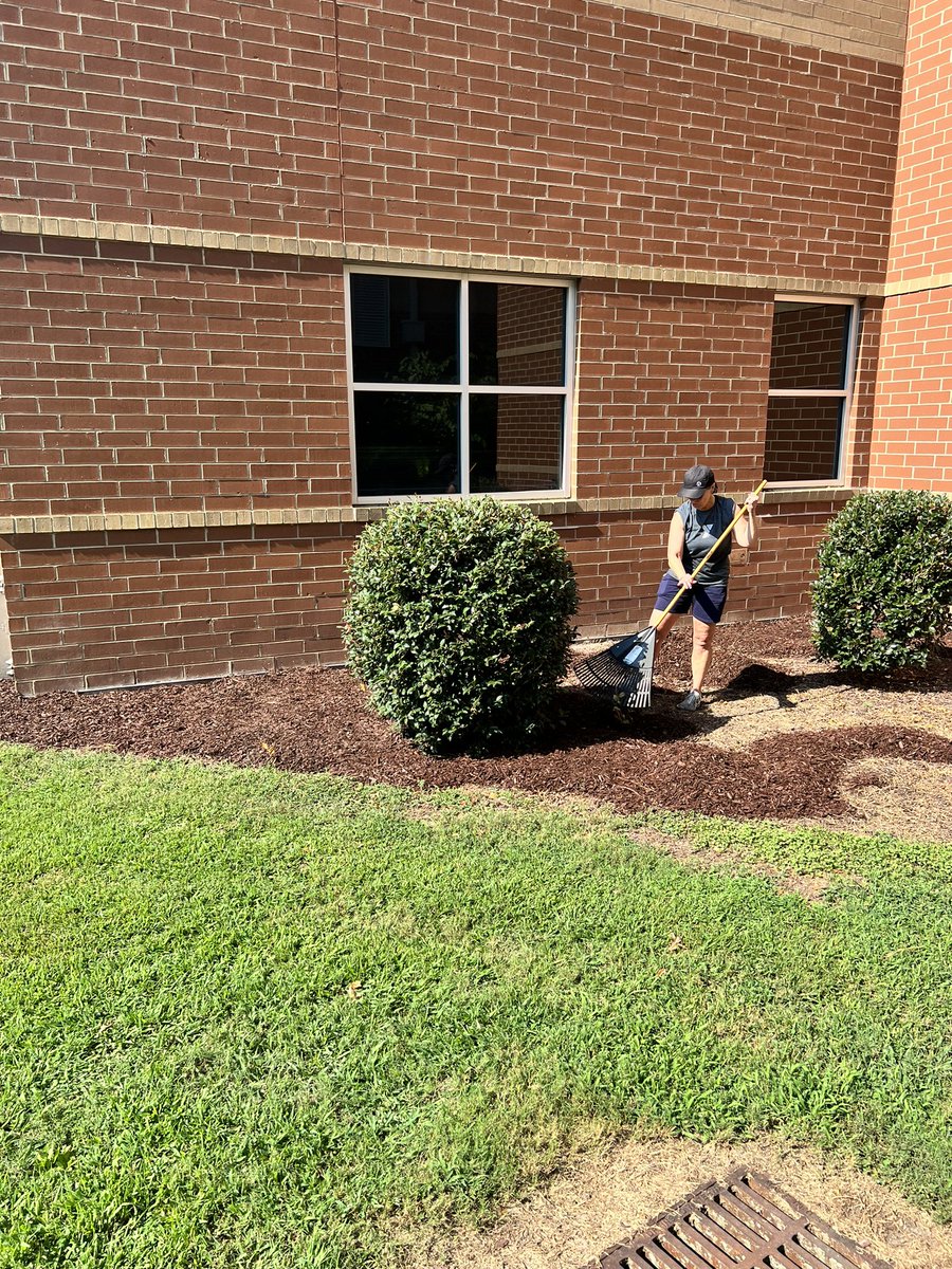ThePrincipalFai's tweet photo. Where would we be without the best community partners in the world. Preparing our grounds for staff and students. #SummitChurch @SouthGarnerHS https://t.co/D9sOhjw3Yl