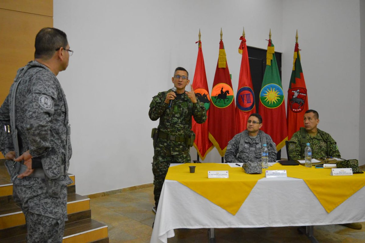 CCOETFFMM's tweet photo. #AportamosALaPaz
Nuestro comandante, #GeneralBenavides realiza pedagogia sobre el Mecanismo de Monitoreo y Verificación (MMV) y el Cese al Fuego entre el Gobierno y el ELN a todas las unidades del @Ejercito_Div8 y Comando Conjunto N.° 4 #CCON4. https://t.co/JYrysmd6FS